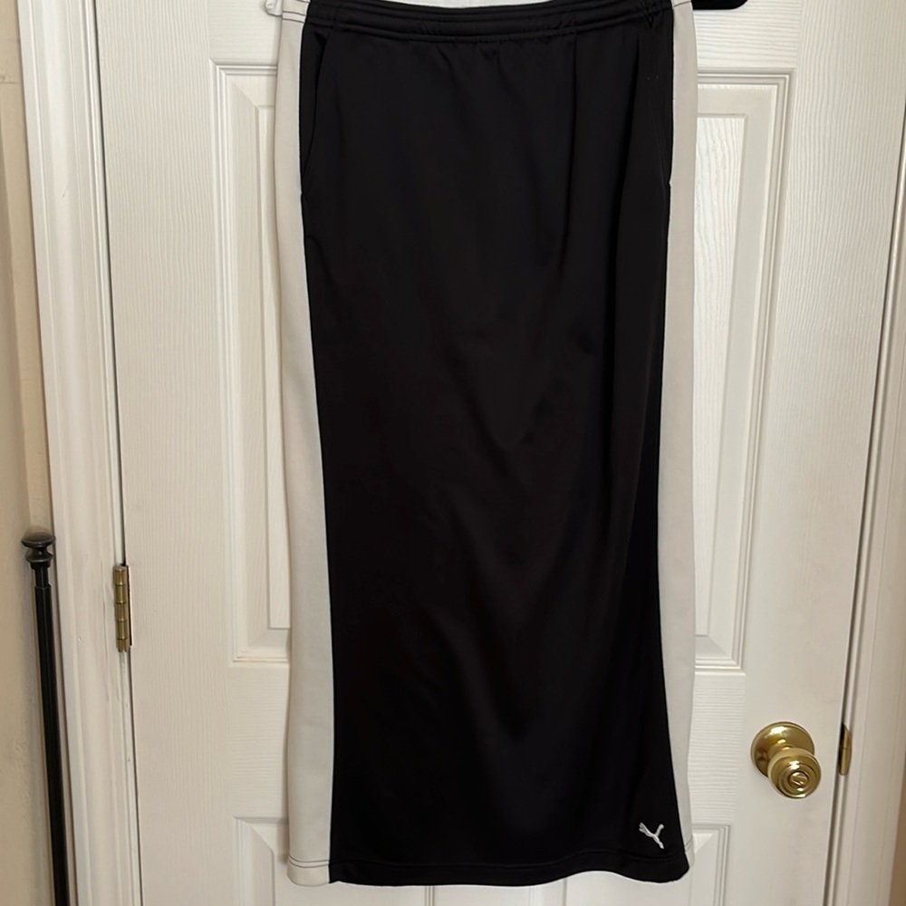 Puma black/white women’s maxi skirt with front pockets and slit on back Small